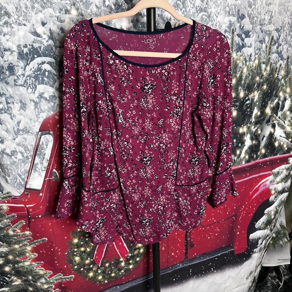 LOFT PETITE Flowy Bell Sleeve Floral Spray Print Blouse
Wine Navy Blue